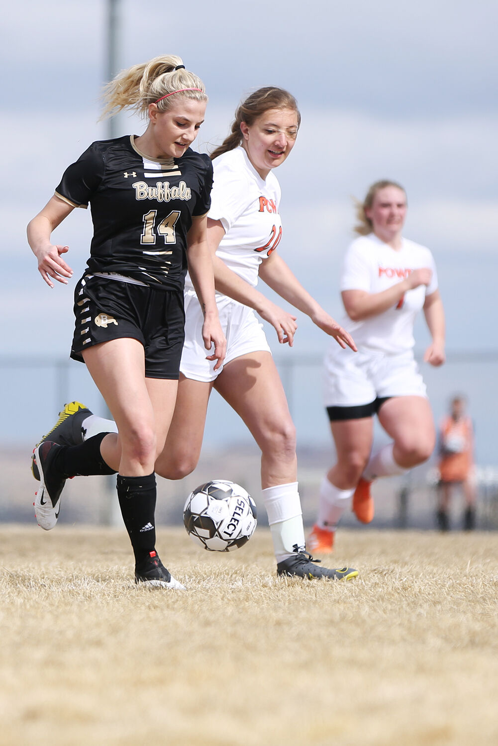 Kendra Schultze sprints downfield in a breakaway down field